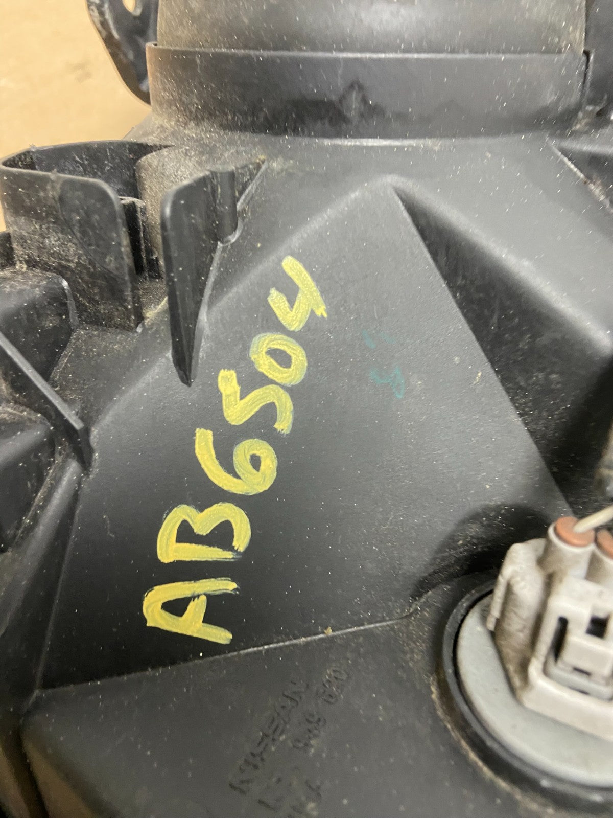 2005-2015 Nissan Xterra Right Passenger RH Headlight OEM AB6504 DW8