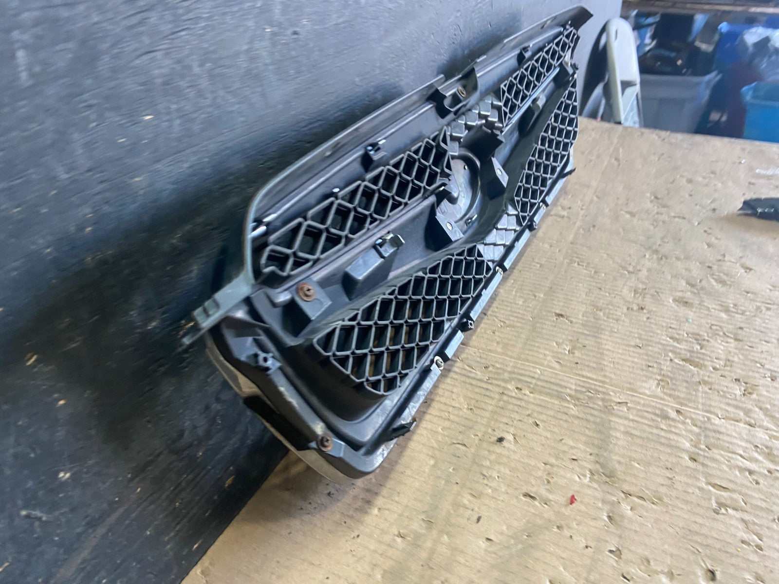 2010 to 2012 Subaru Legacy Outback Wagon Front Grill Grille R5515 DG10