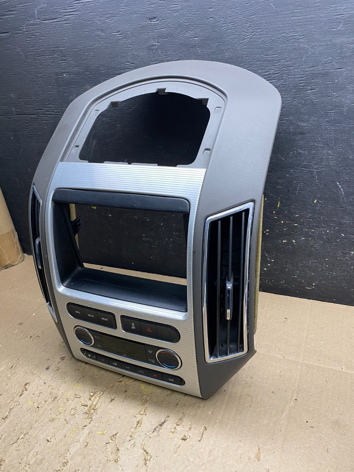 2007 - 2010 Ford Edge Heater Climate Control Radio Control Dash Bezel u5548 DG1