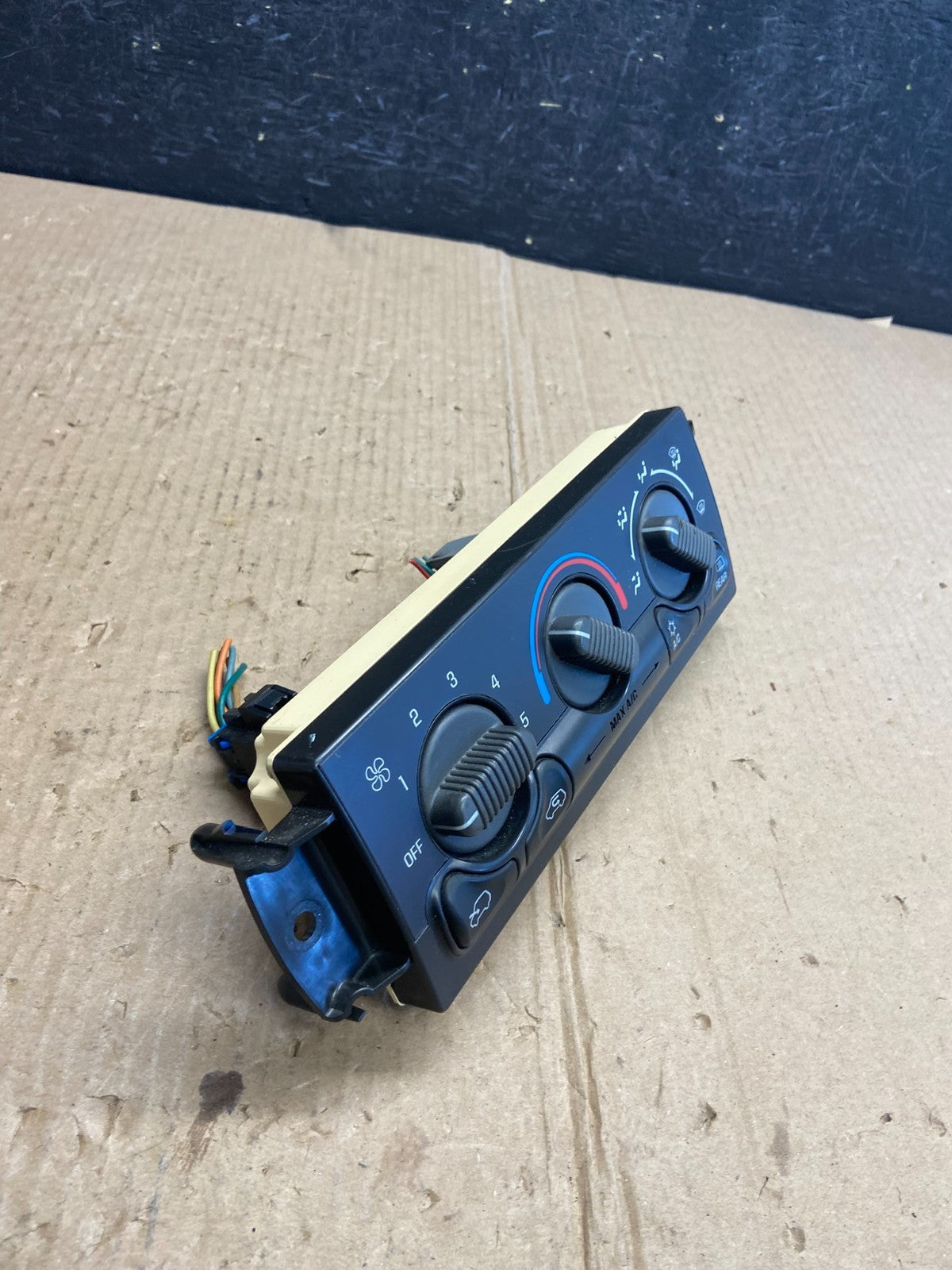 1996-1999 Chevrolet Tahoe AC Climate Control HVAC Rear Window Defogger AE3906 DG1