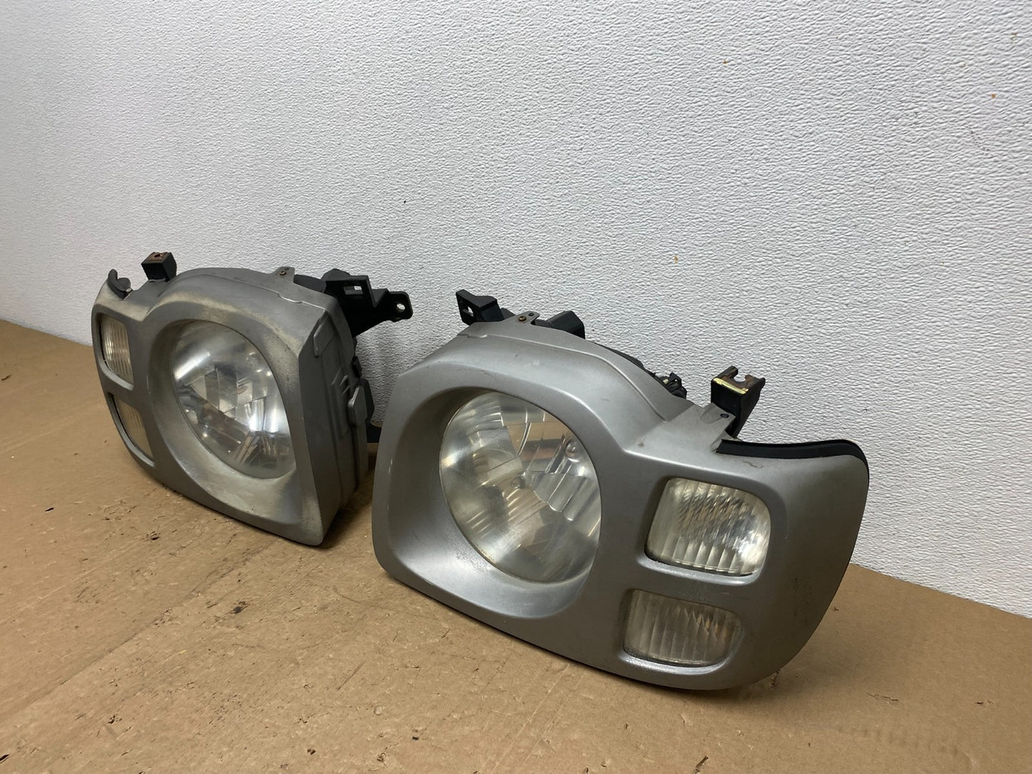 2002 2003 2004 Nissan Xterra Left+Right Side Headlights AC6020 DW1