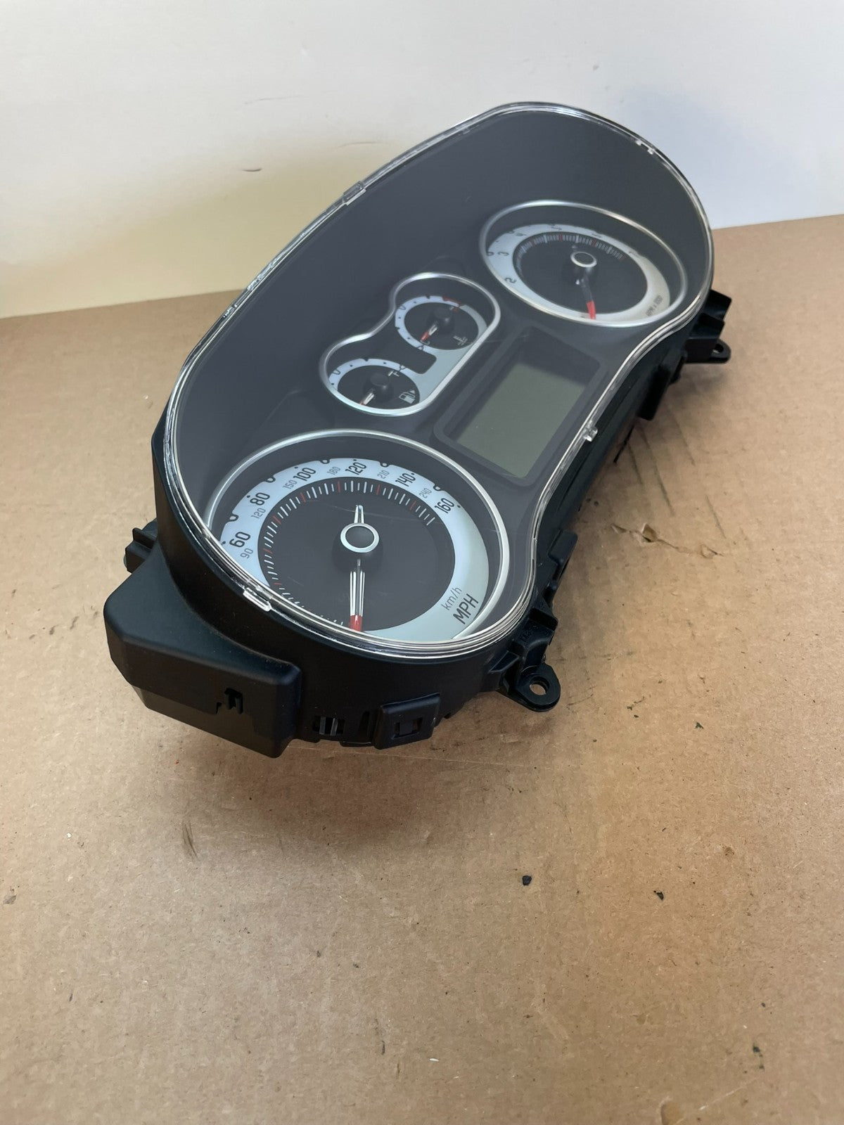 2014 - 2017 Fiat 500L Dash Instrument Cluster Speedometer AG2530 DG1
