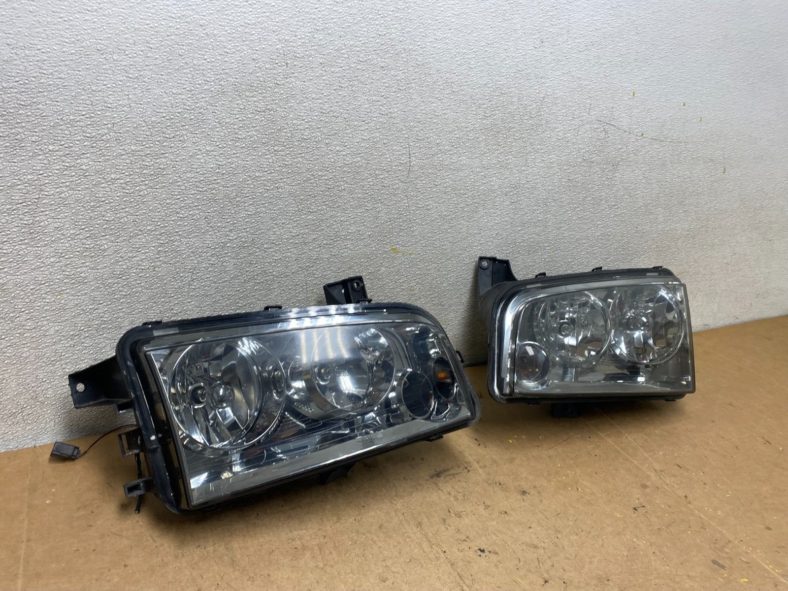 2007 to 2010 Dodge Charger Left+Right Set Side Headlights X7185 DW2