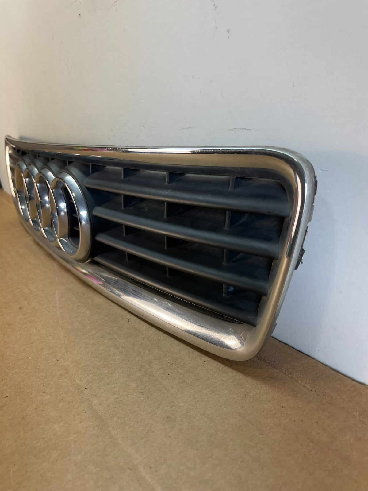 2000 to 2002 Audi A4 Upper Front Grill Grille ag0865 DG1