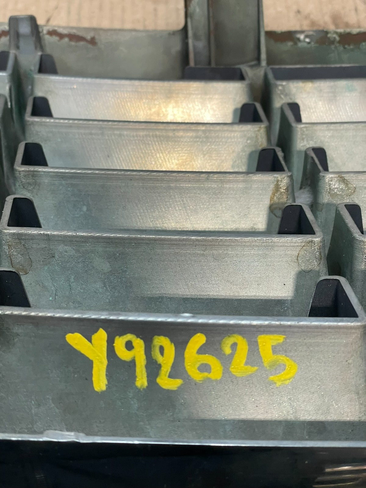 2007 2008 2009 Chrysler Aspen Front Radiator Upper Grill Grille Oem y9625 DG10