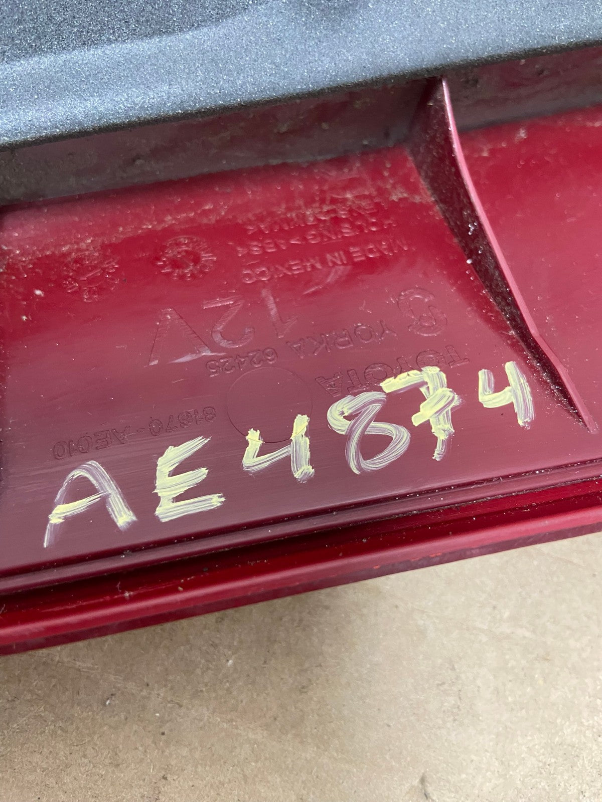 2004-2005 Toyota Sienna Right Passenger RH Side Inner Tail Light AE4874 LK7
