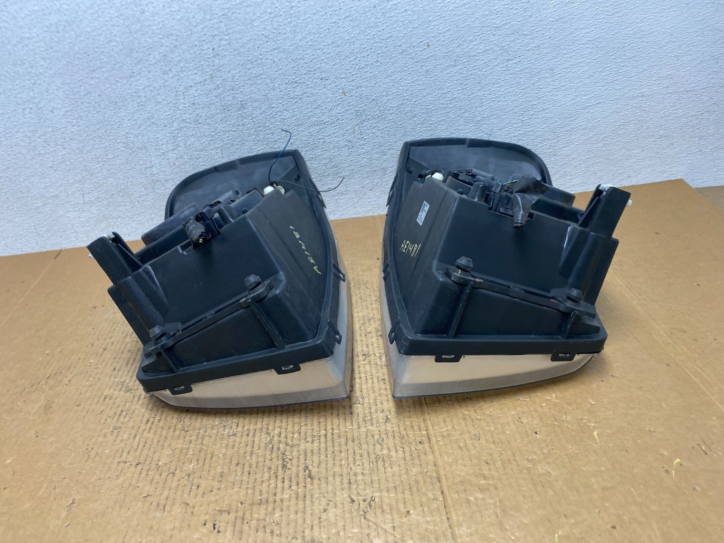 2002 to 2009 Gmc Envoy Left+Right Set Headlights Halogen AE1481 DW8