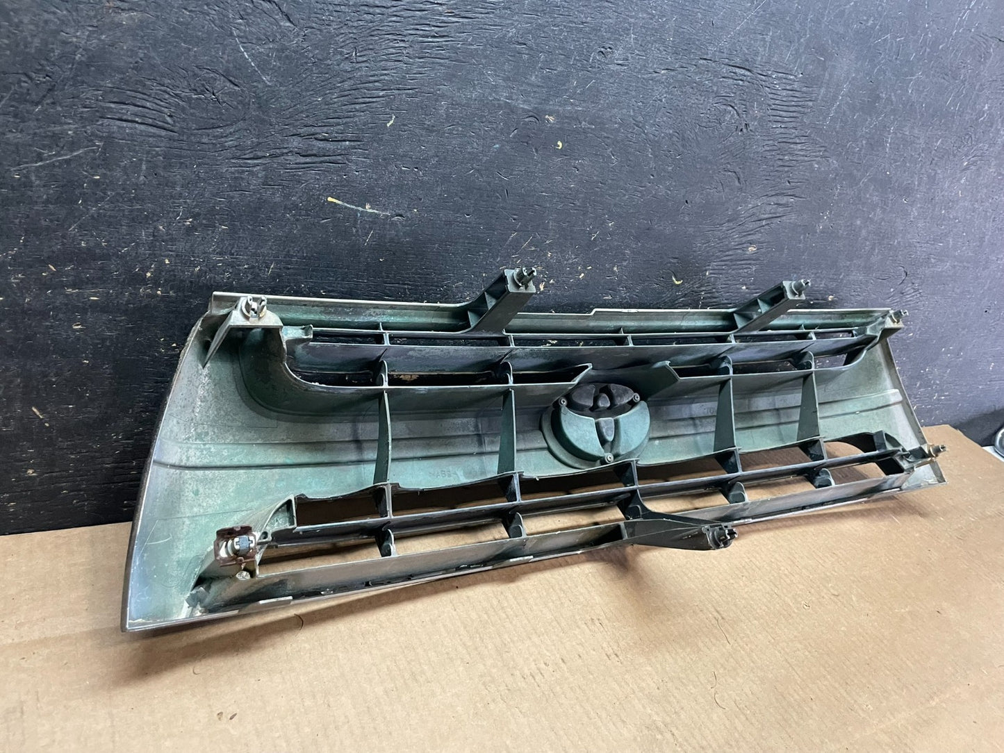 1999 2000 Toyota 4Runner Front Upper Grill Grille OEM AA9150 DG8