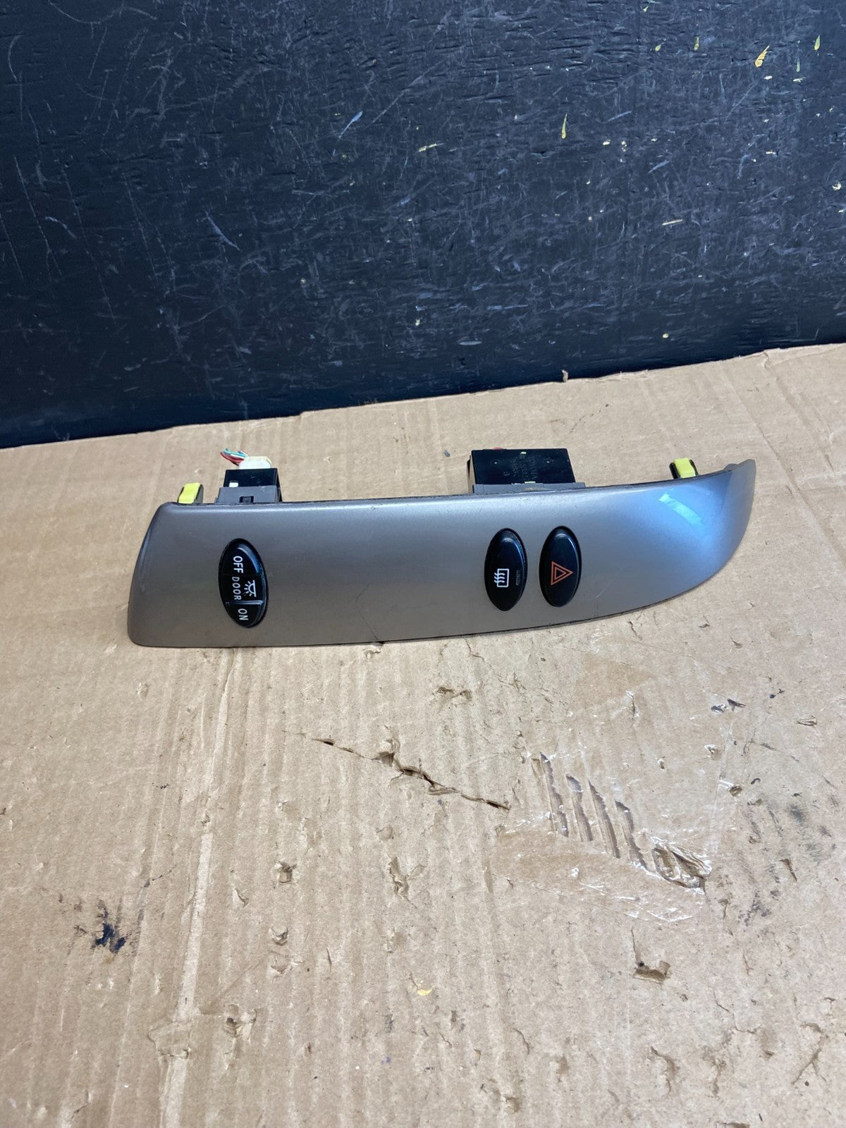 2004 to 2010 Toyota Sienna Left Side Climate Switches Bezel Trim AE1822 DG1