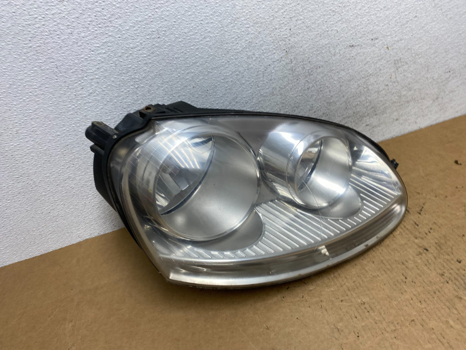 2005 - 2010 Volkswagen Jetta Right Passenger RH Side Headlight Halogen AD4664 DW2