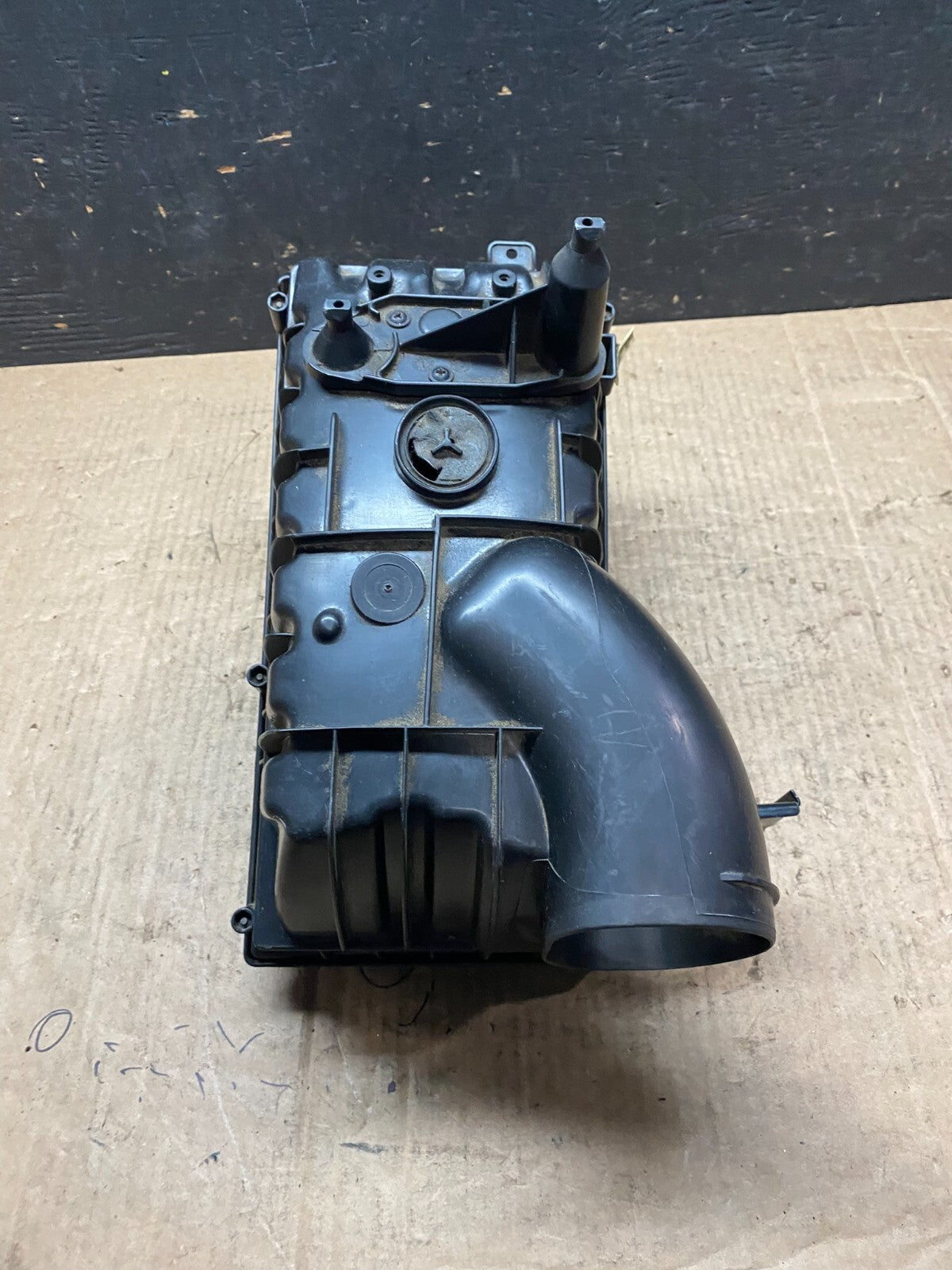 2010 to 2013 Land Rover Range Rover Sport Air Intake Cleaner Box Left Side O32023