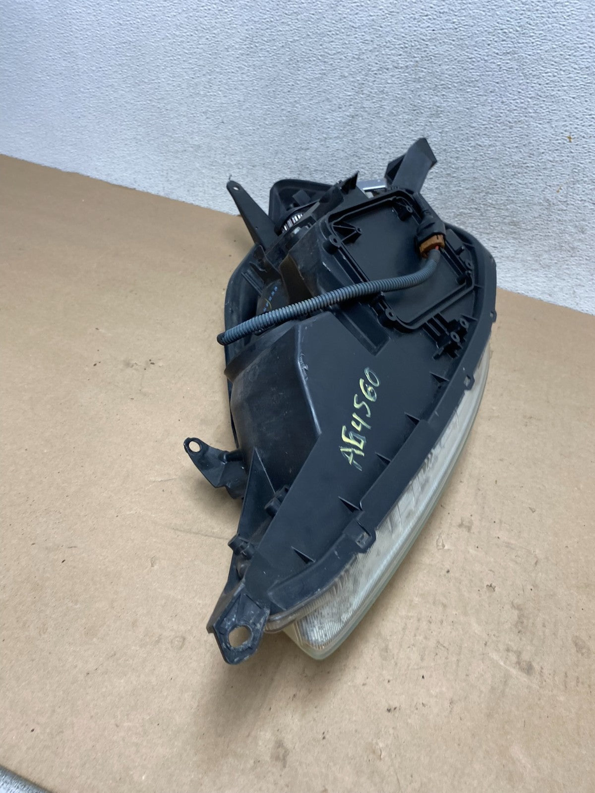 2004-2005 Toyota Sienna Right Passenger Halogen Headlight AG4560 DW9