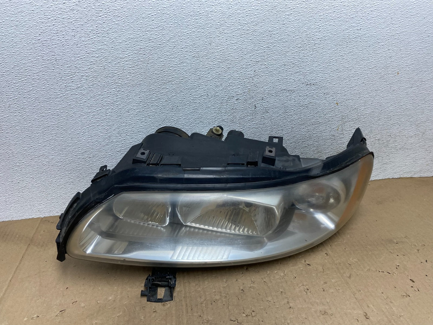 2005 to 2009 Volvo S60 Left Halogen Driver Side Headlight AE9247 DW0