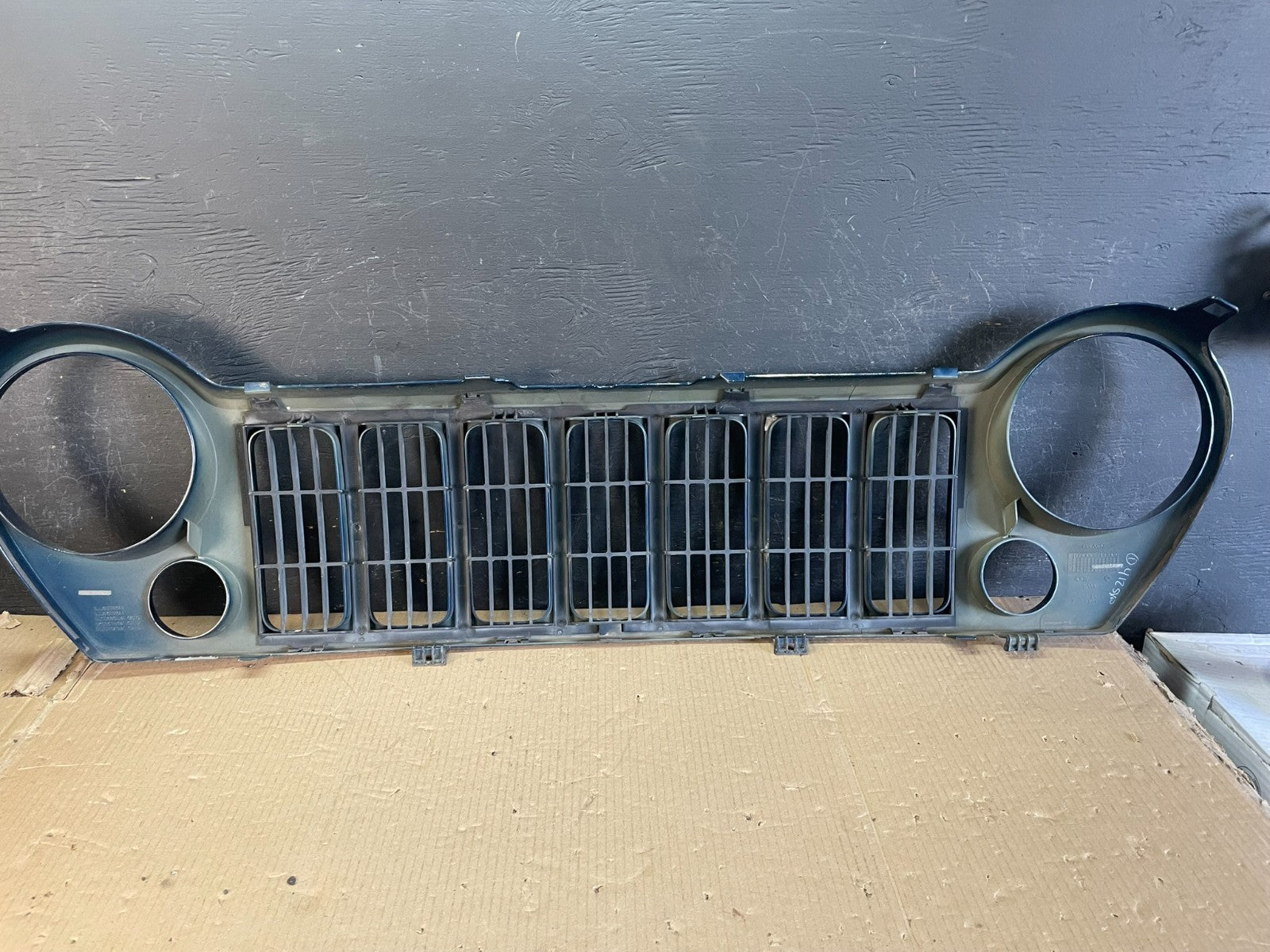 2005 to 2007 Jeep Liberty Front Upper Grill Grille ae3641 DG3