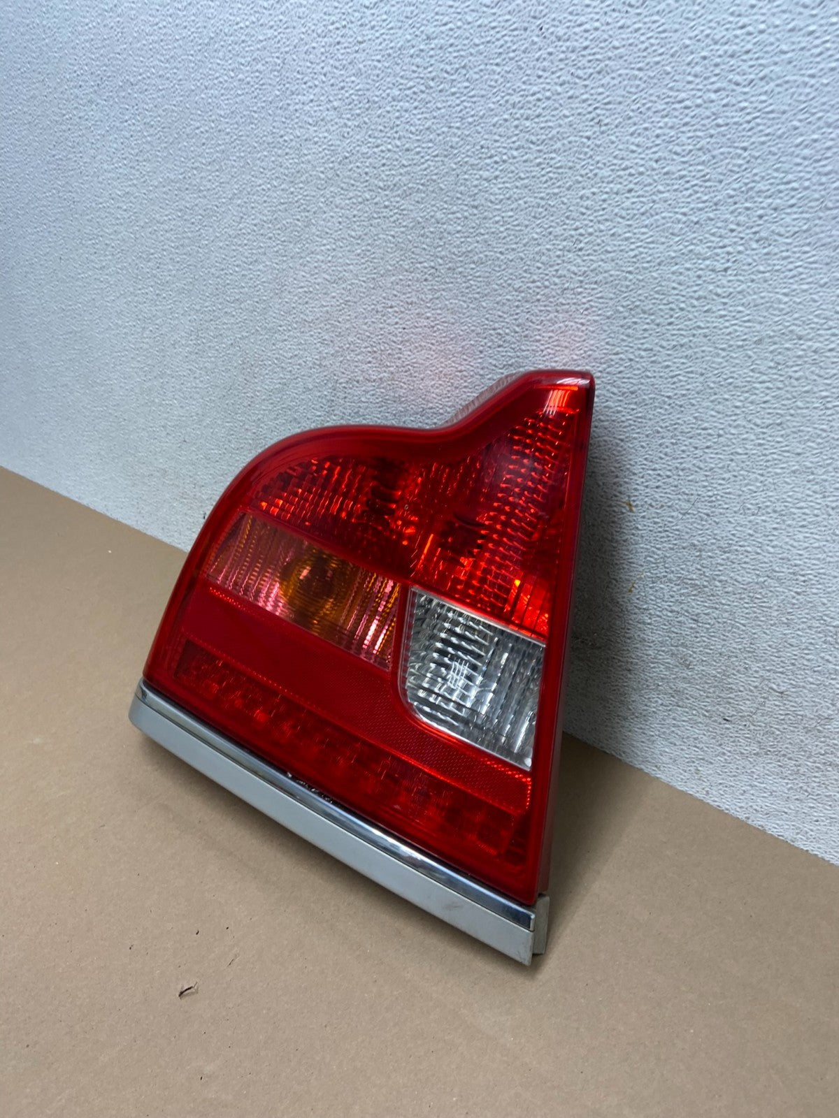 2004 - 2006 Volvo S80 Left Driver LH Side Tail Light AG5702 DW1