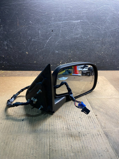 2003-2006 Chevrolet Tahoe Suburban Right Passenger Turn Door Mirror OEM y3931 DG9