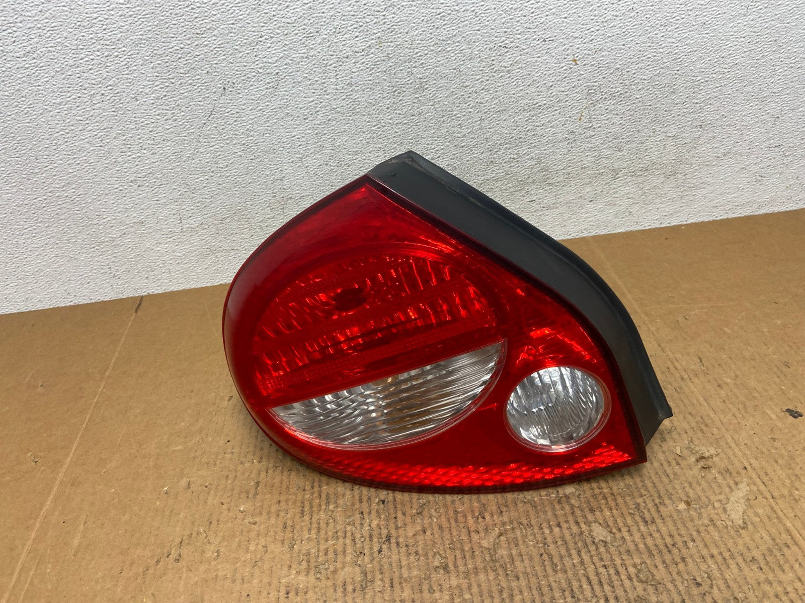2000 to 2001 Nissan Maxima Left Driver Lh Side Tail Light AE2604 LK0