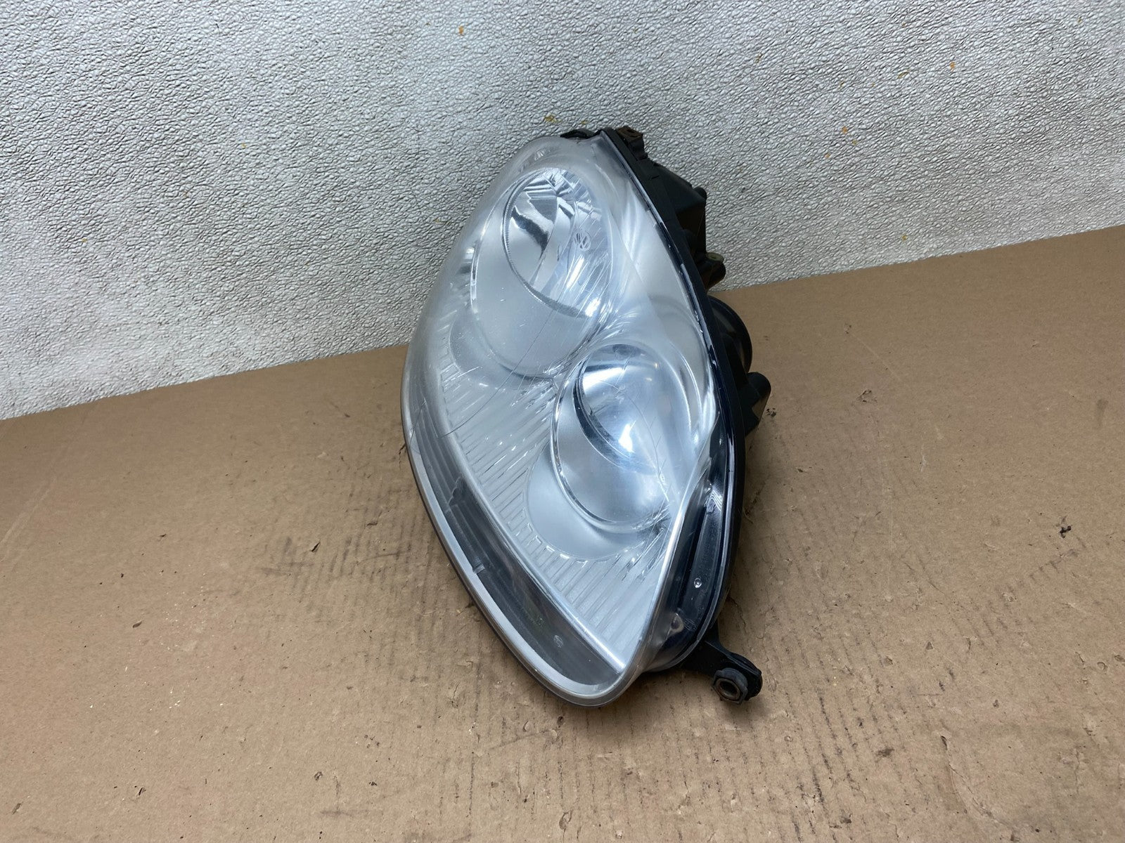 2005 - 2010 Volkswagen Jetta Right Passenger RH Side Headlight Halogen AB6022 DW1