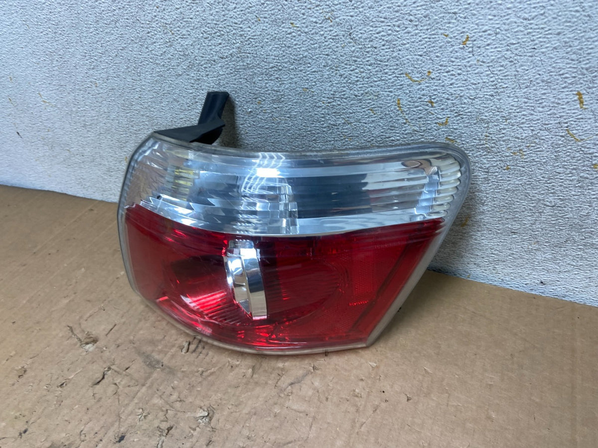 2007 to 2012 GMC Acadia Halogen Tail Light Right Passenger RH Side AI9164 LK1
