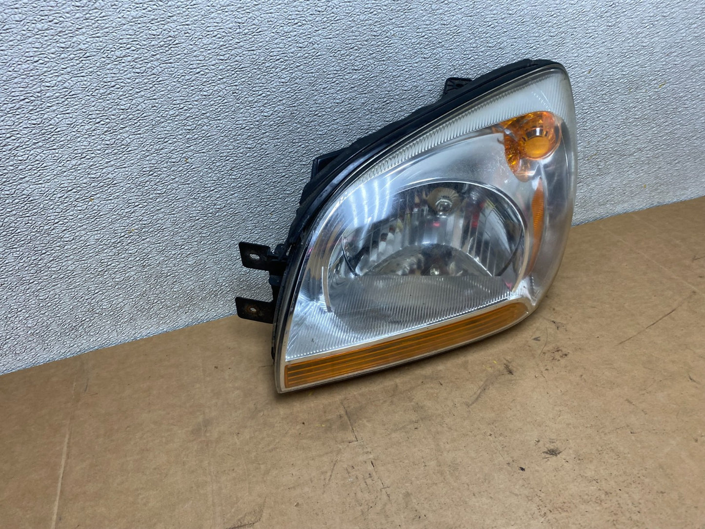 2005 to 2006 Kia Sportage Left Driver LH Halogen Headlight OEM X3767 DW2