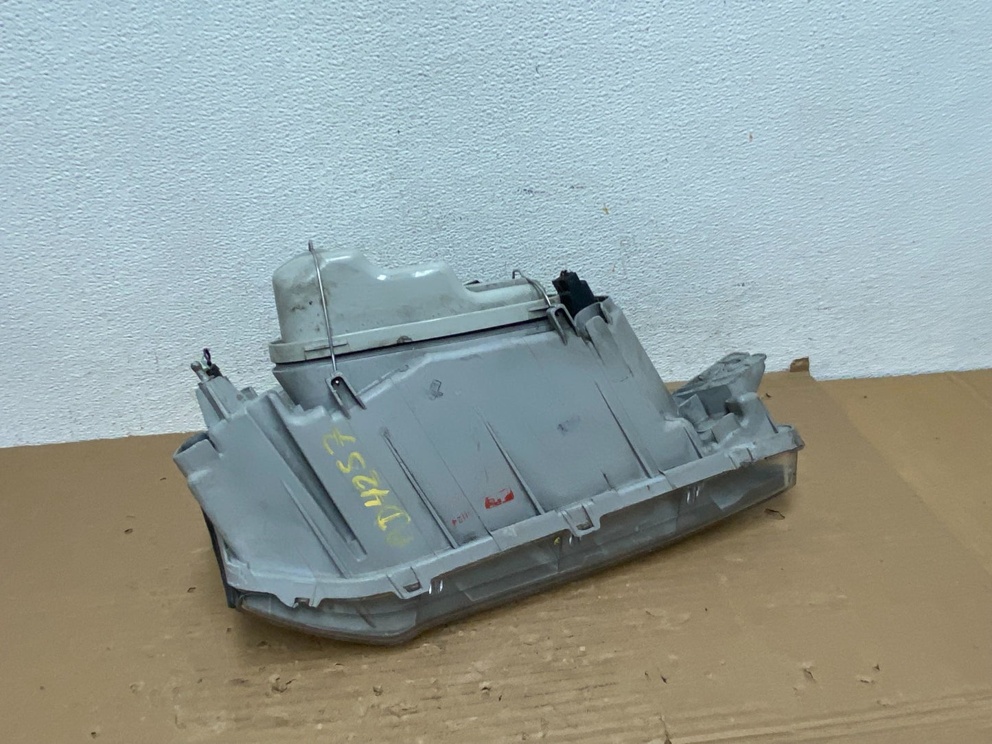 2004 to 2006 Suzuki Verona Left Driver Side Headlight AD42576