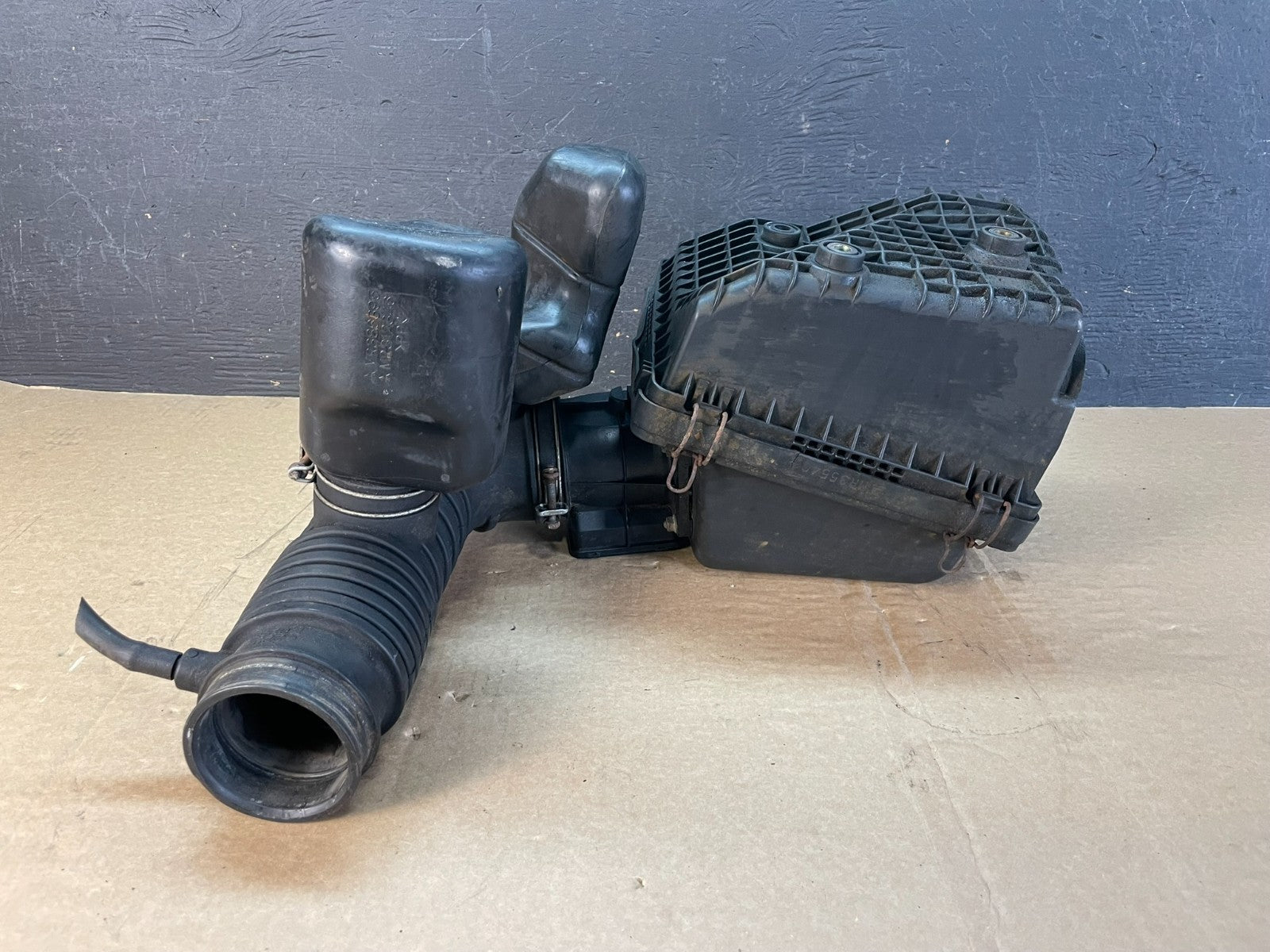 2001 2004 Mitsubishi Montero Sport 3.5 Air Intake Tube Resonator AF5330 DG6