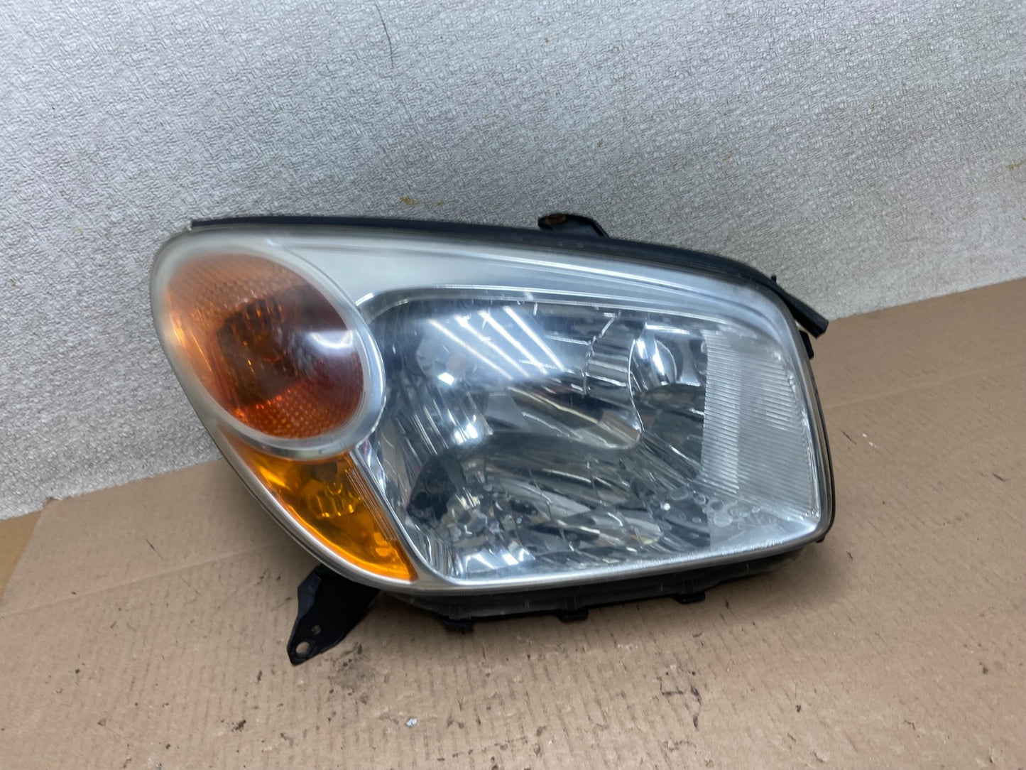 2004 2005 Toyota Rav4 Right Passenger RH Side Headlight Halogen TYC Z4001 DW0