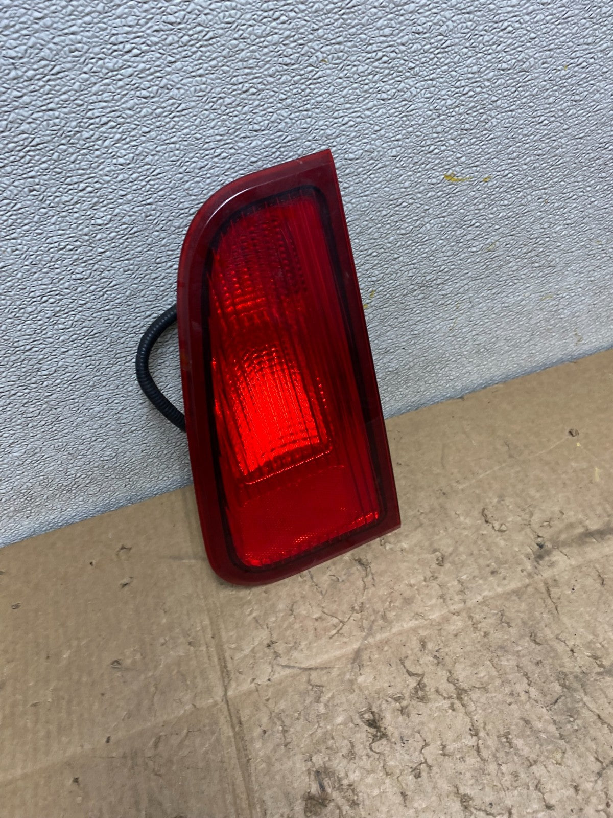 2003-2006 Lincoln Navigator Right Passenger Side Tail Light Inner OEM Z1189 DW2