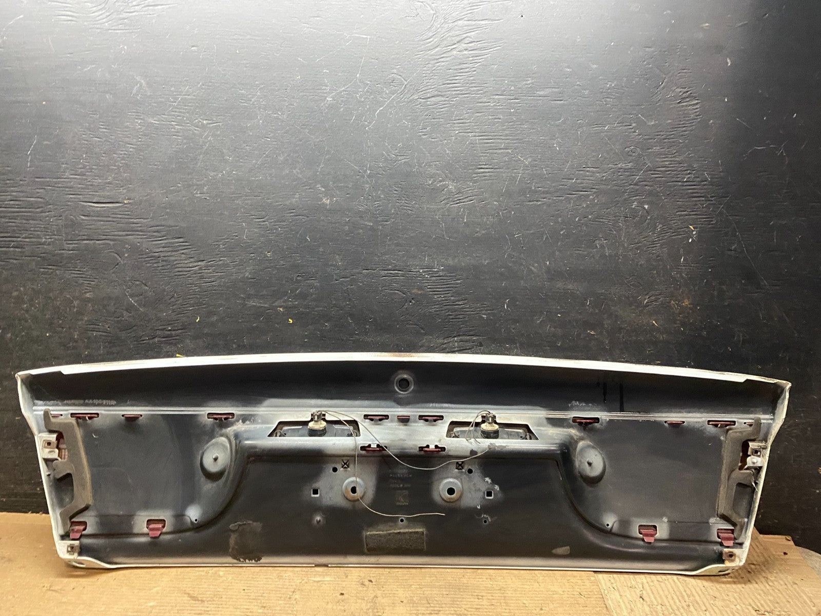 2000-2002 Saturn SL2 Sedan Center Tail Light Lid Trunk Rear Panel  V9596 DG9