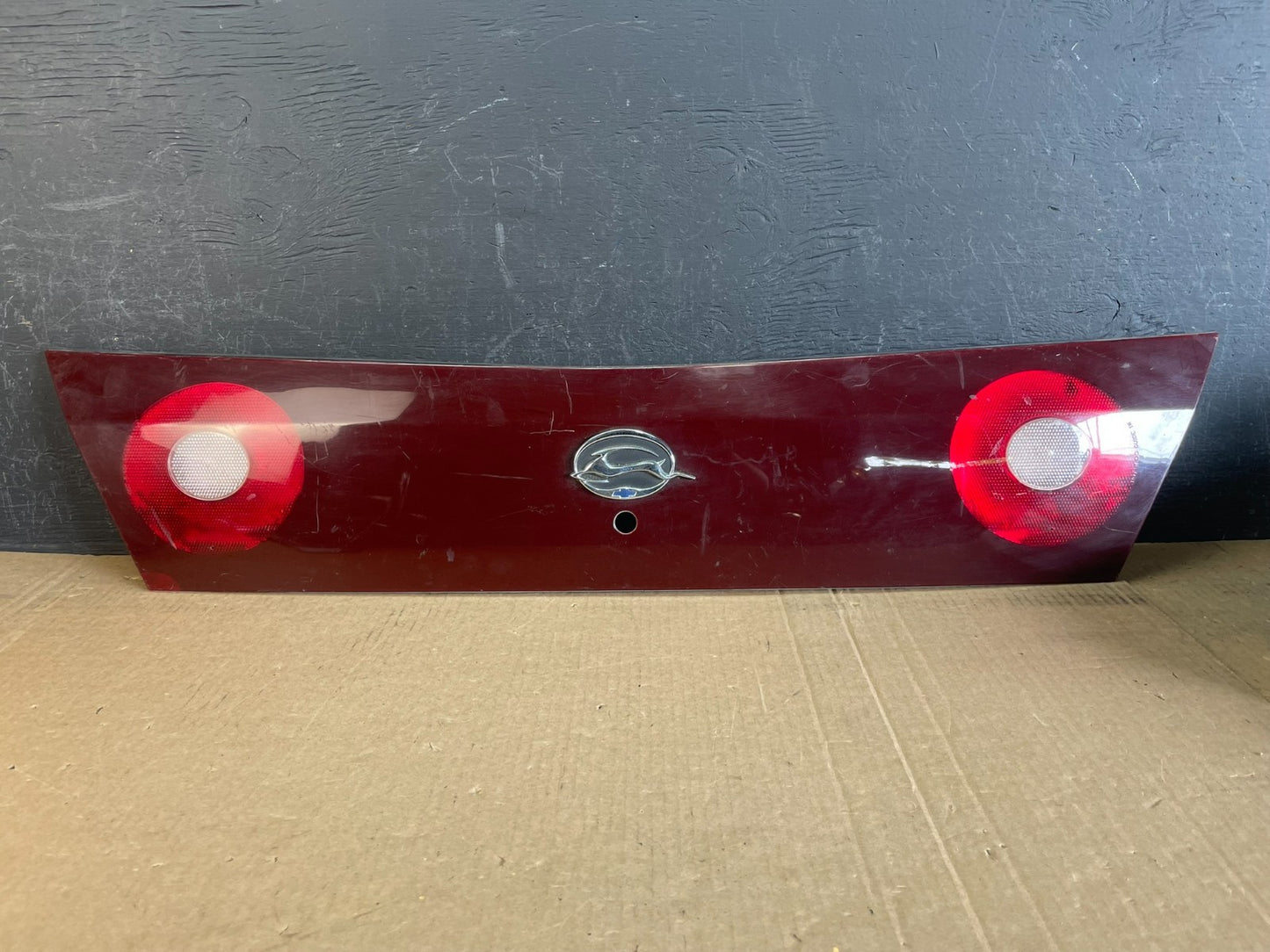 2000-2004 Chevrolet Impala Rear Trunk Center Finish Panel Tail Light AD0220 DG0