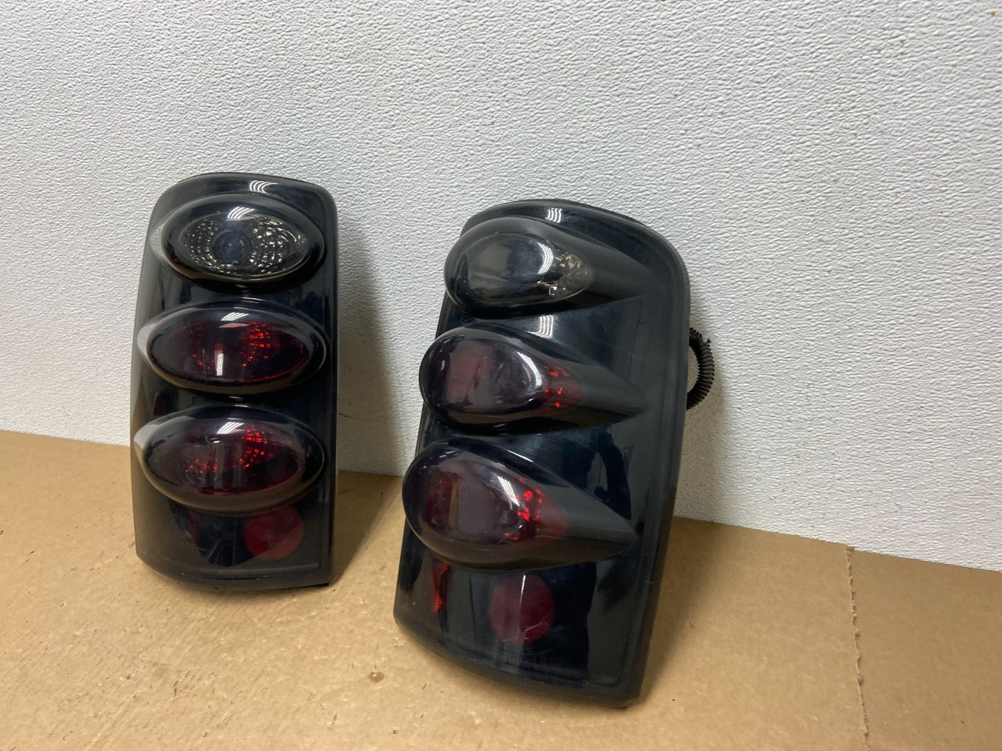2000 to 2006 Chevrolet Suburban Tahoe Yukon Left+Right Set Tail Lights AC1319 DG1
