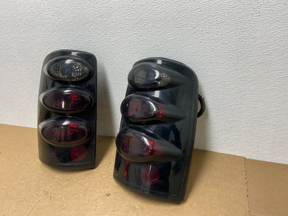 2000 to 2006 Chevrolet Suburban Tahoe Yukon Left+Right Set Tail Lights AC1319 DG1