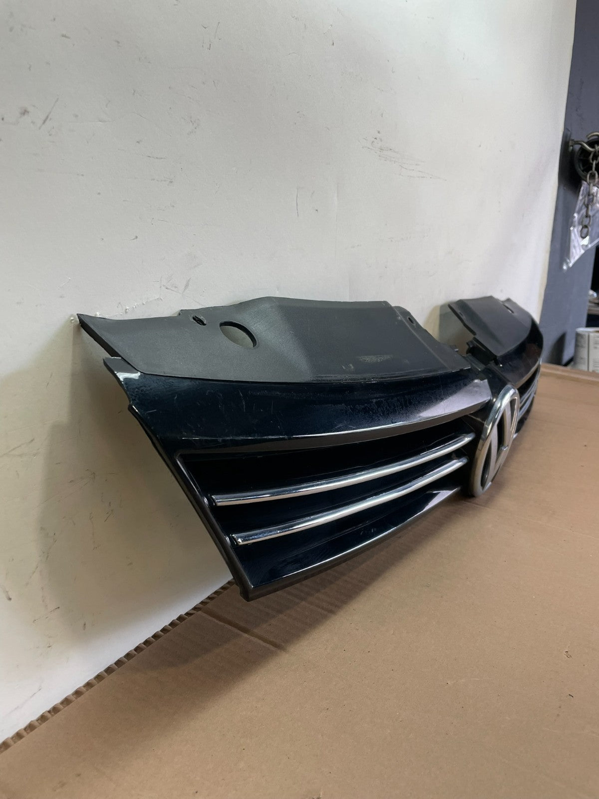 2011 to 2014 Volkswagen Jetta Sedan Front Upper Grille Grill AH8565 DG2