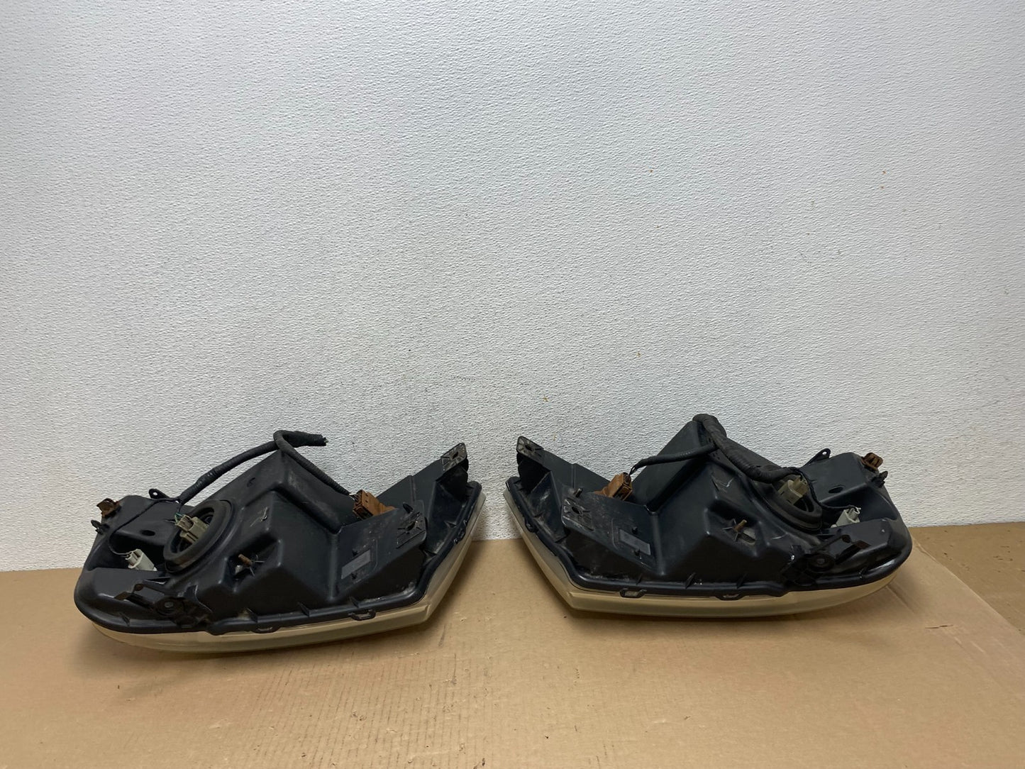 2004 to 2008 Ford F-150 F150 Left+Right Halogen Headlights AE7222 DW7
