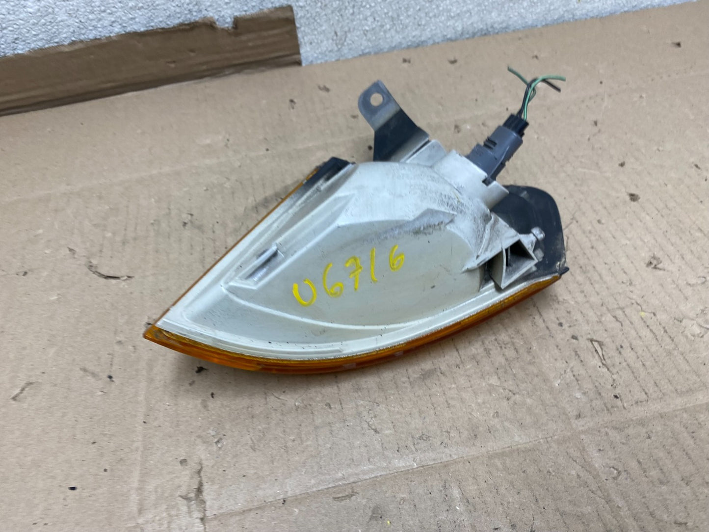 1999 to 2000 Mazda Protege Front Right Passenger Turn Signal Oem U6716 DG4