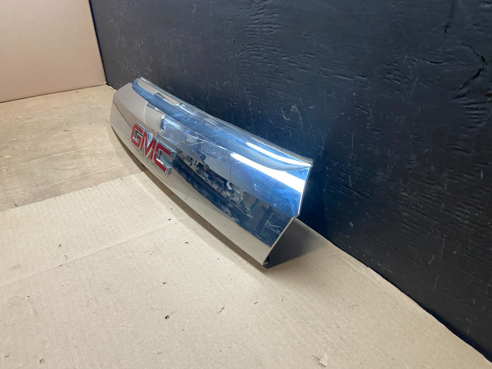 2011-2015 GMC Terrain Tailgate Chrome Finish Molding with Camera Oem E33141