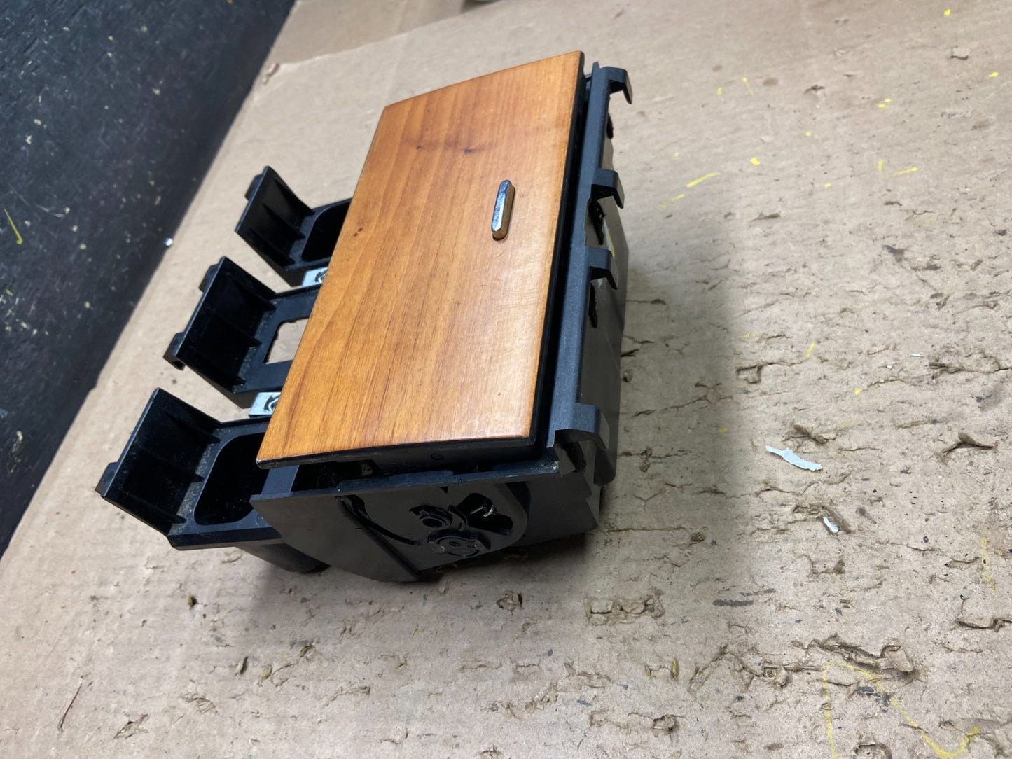 2009 - 2011 Jaguar XF Center Console Front Cup Holder Storage Box t6314 DG2