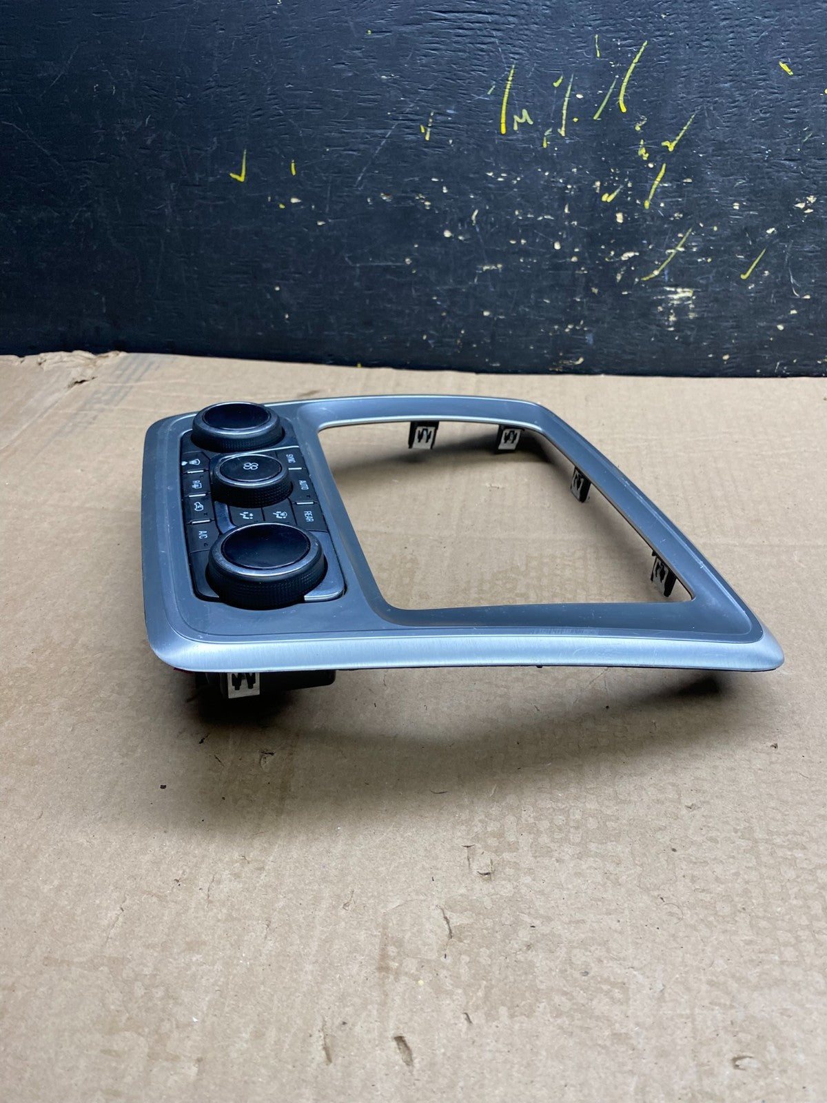 2013 - 2016 GMC Acadia A/C Heater Climate Control Radio Panel Bezel OEM y9910 DG3