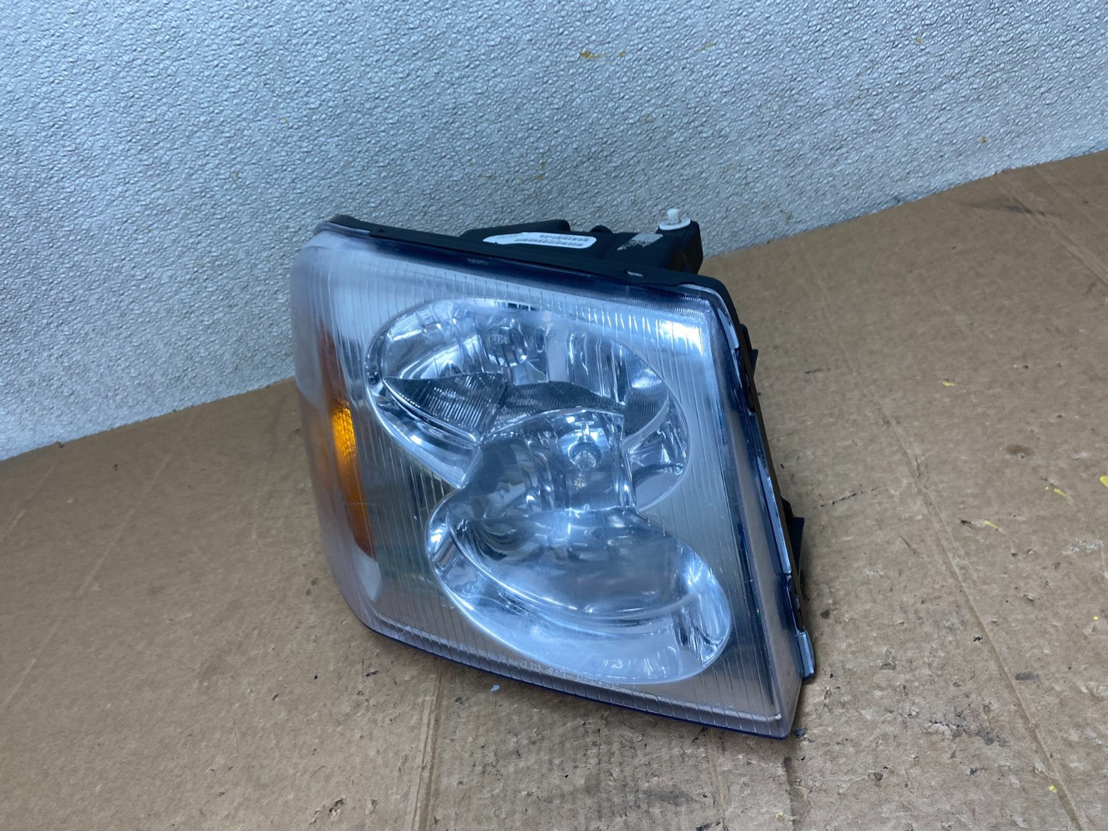 2002 to 2009 Gmc Envoy Right Passenger RH Side Headlight Halogen AA2711 PS1