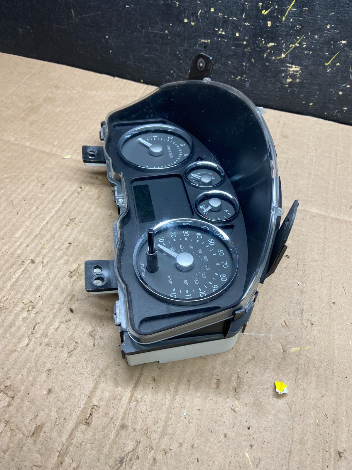 2005 to 2007 Mercury Montego Speedometer Cluster AA81682