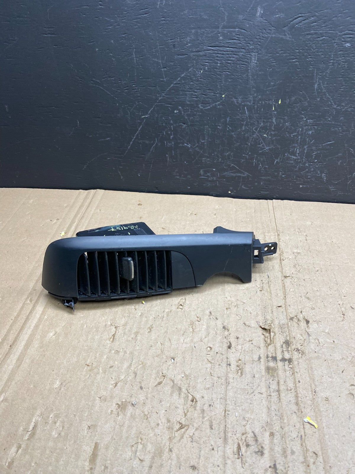 2006 - 2012 Kia Sedona Entourage Right Passenger RH Center Air Vent ab9157 DG0