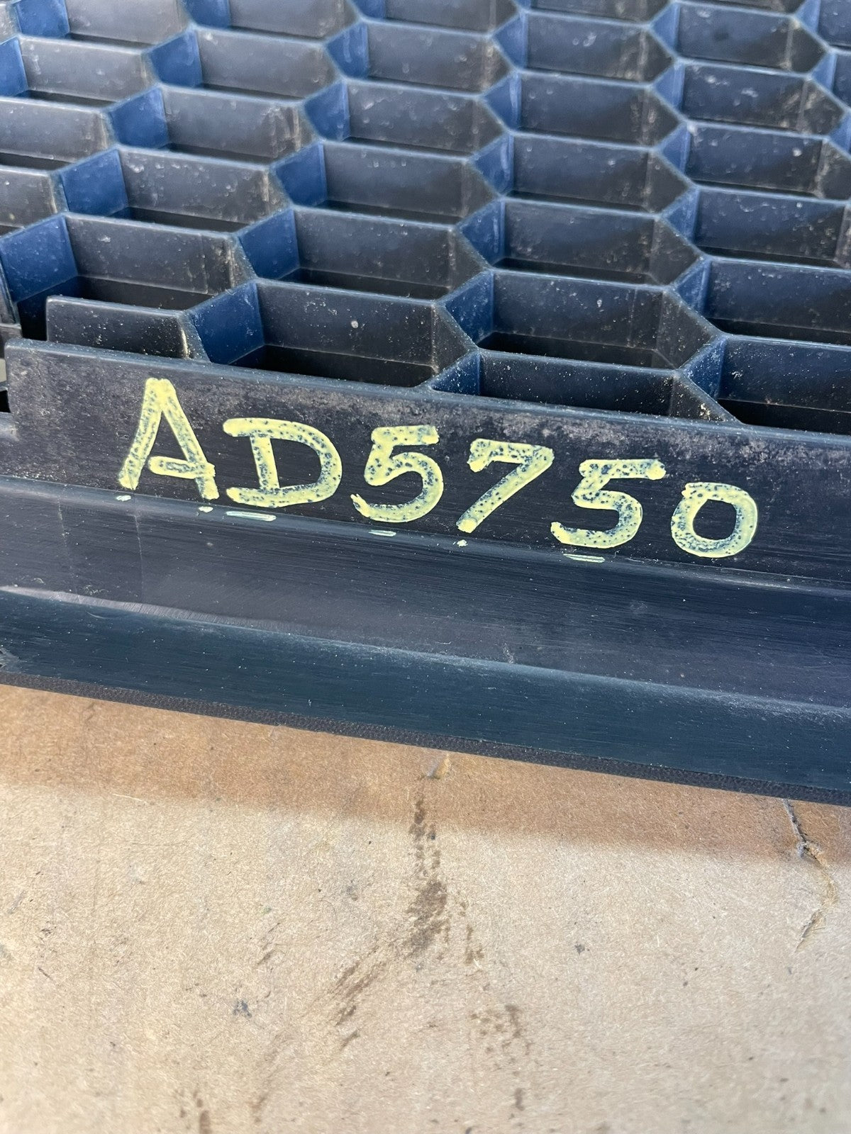 2001-2011 Ford Crown Victoria Front Upper Grille Grill Honeycomb Black AD5750 DG5