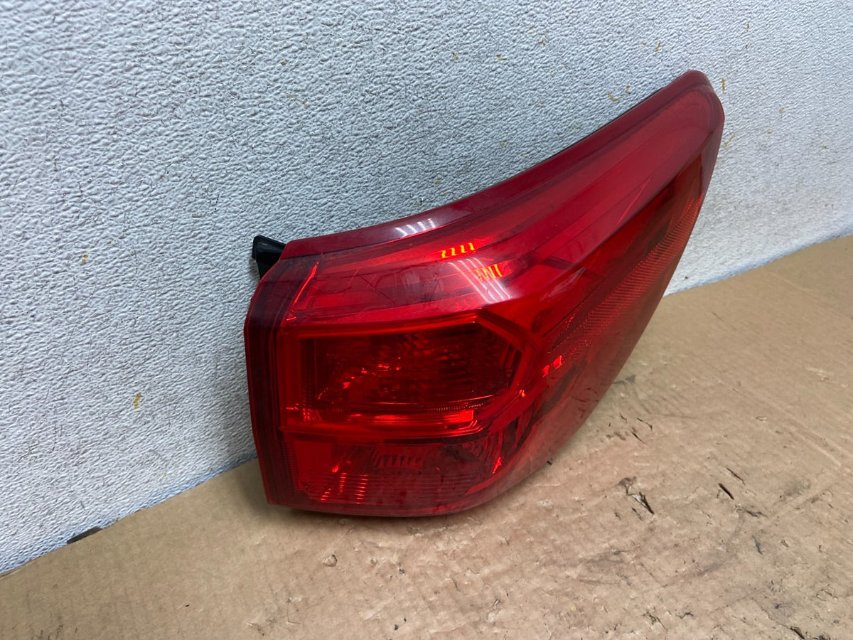 2017 - 2020 Nissan Pathfinder Right Passenger RH Tail light AI8313 DW2