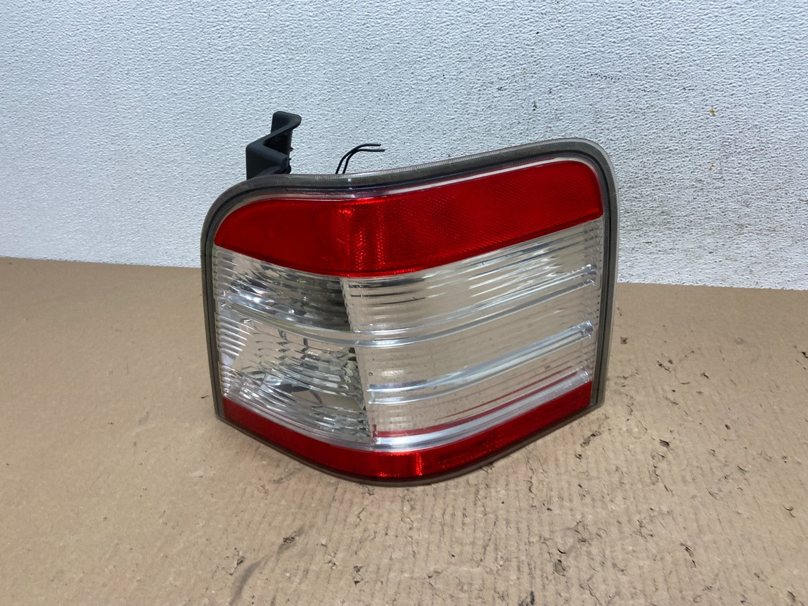 2008-2009 Ford Taurus X Right Passenger RH Side Tail Light AE8853 DW0
