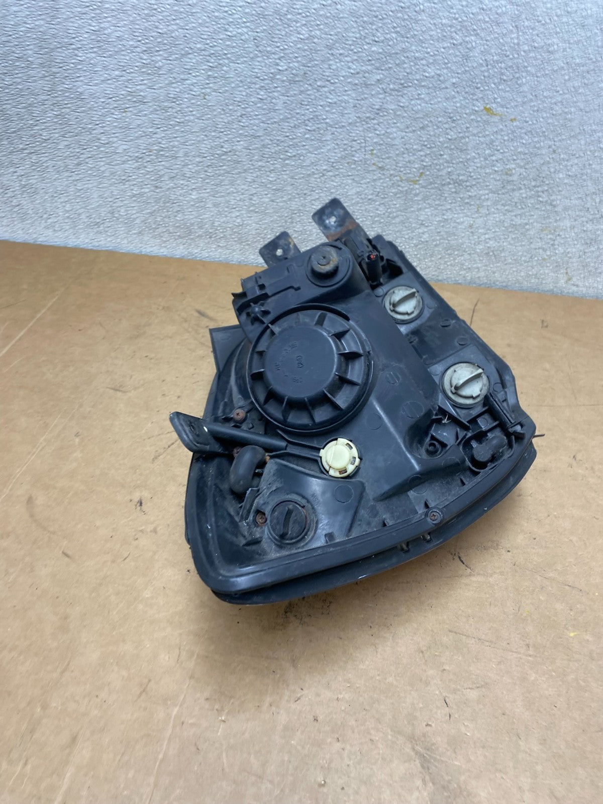 2005 to 2006 Kia Sportage Left Driver LH Halogen Headlight OEM X5083 DW9