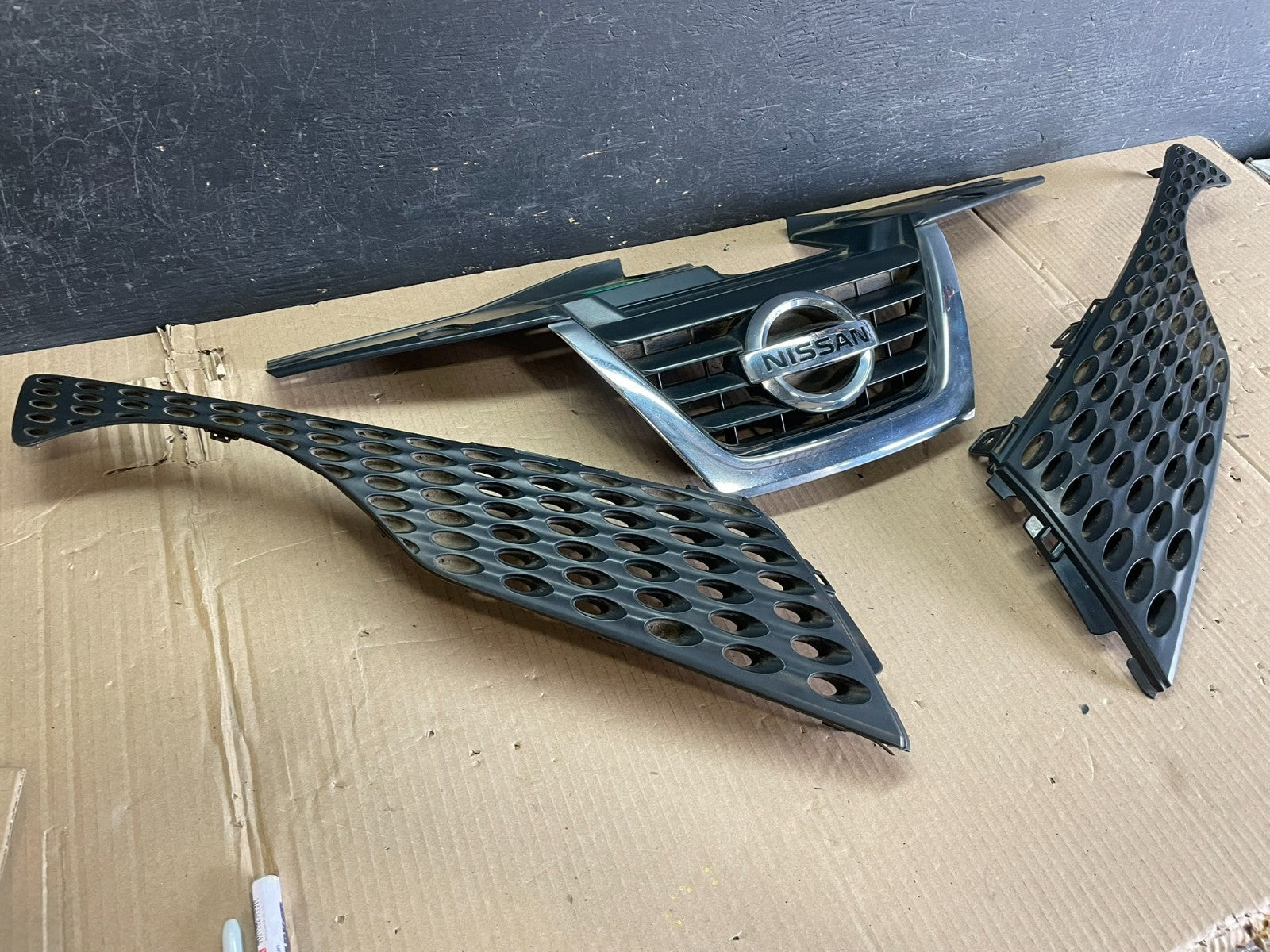2011 to 2014 Nissan Juke Front Left+Right Upper Grill Grille AE3607 DG2