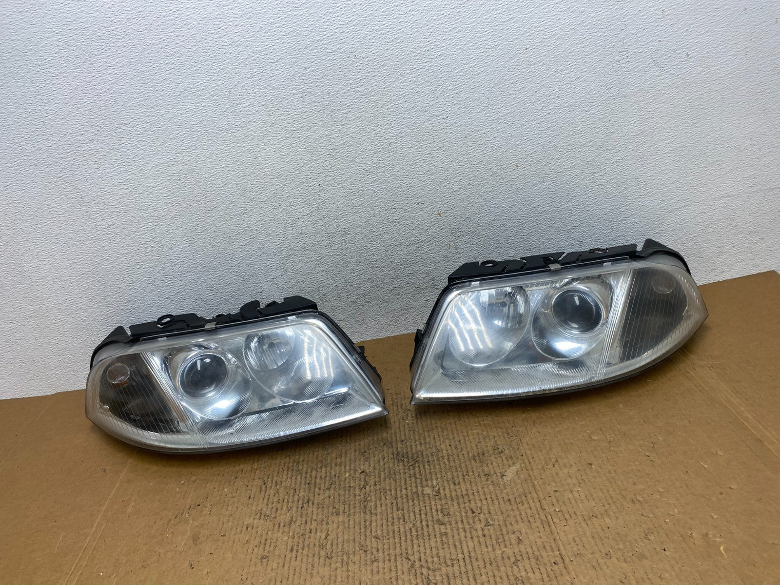 2001-2005 Volkswagen Passat Left+Right Set Headlights AE1467 DW0