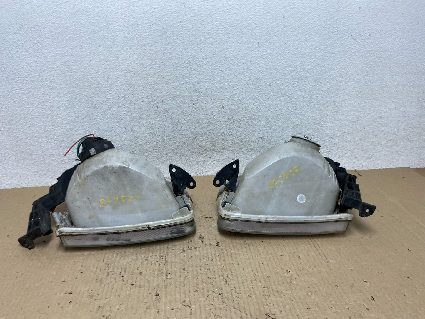 2001-2004 Toyota Sequoia Left+Right Side Halogen Headlights AF2827 DW7