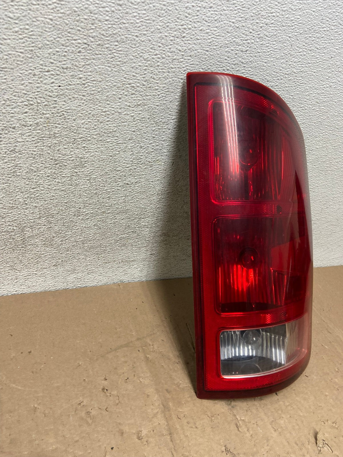2002 to 2006 Dodge Ram 1500 Right passenger Rh side Tail Light AG5400 LK2