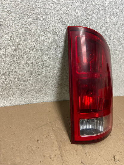2002 to 2006 Dodge Ram 1500 Right passenger Rh side Tail Light AG5400 LK2